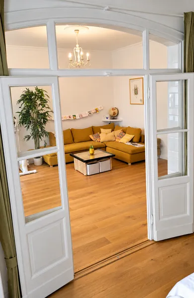 Stilvolle, renovierte 3-Zimmer Altbauwohnung (befristet für 3 Jahre) — photo 1